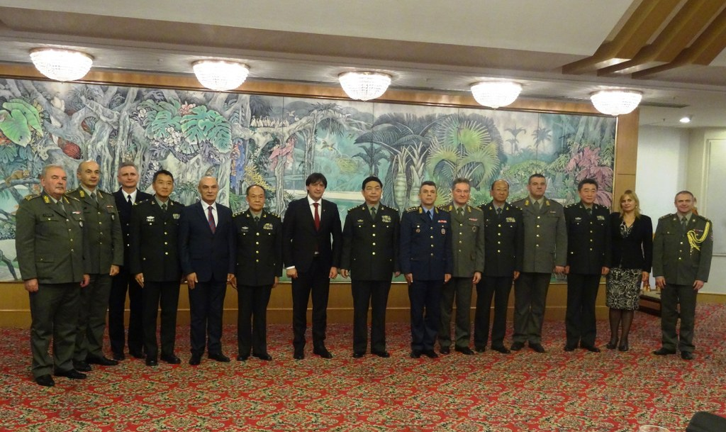 塞尔维亚国防部部长来访